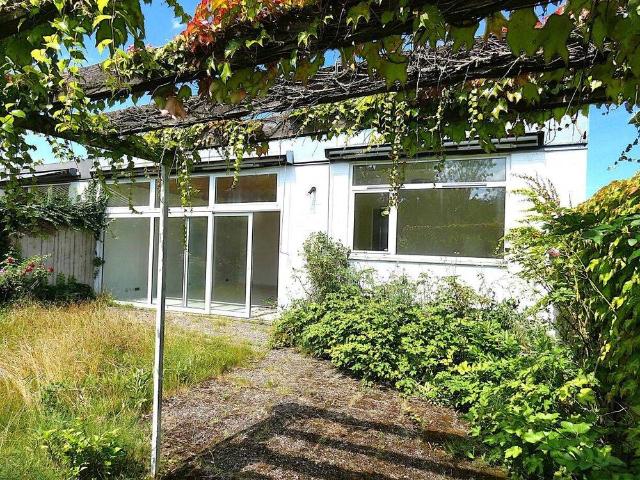 Einfamilienhaus Bungalow mit Atrium, kleinem Garten und Freisitz in Uninähe