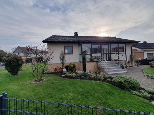 Einfamilienhaus Bungalow mit großem Garten