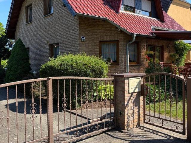 Einfamilienhaus, Grundstück mit Einfamilienhaus