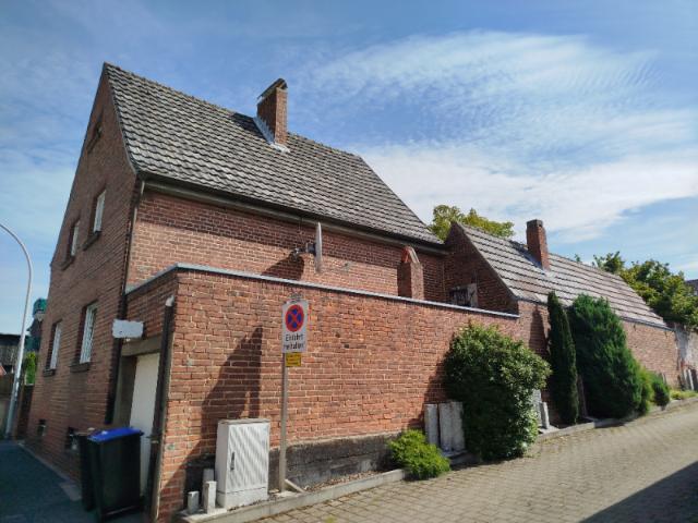 Einfamilienhaus freistehend, gr. Hofbedachung Art Wintergarten, Keller, Garagen mit sep. Einfahrt + kl. Raum, weitere Nebengebäude, etc