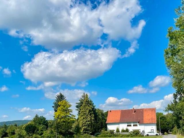 Ein Zweifamilienhaus freistehend mit ELW ca.3065m2Grundstück