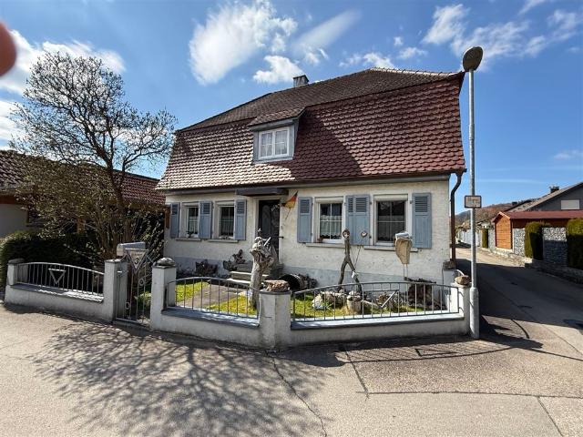Einfamilienhaus im Grünen mit Einzelgarage und Carport