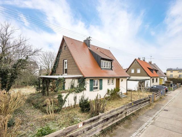 Sanierungsbedürftiges Einfamilienhaus in Kissing Großzügiges Grundstück mit Gestaltungsmöglichkeit