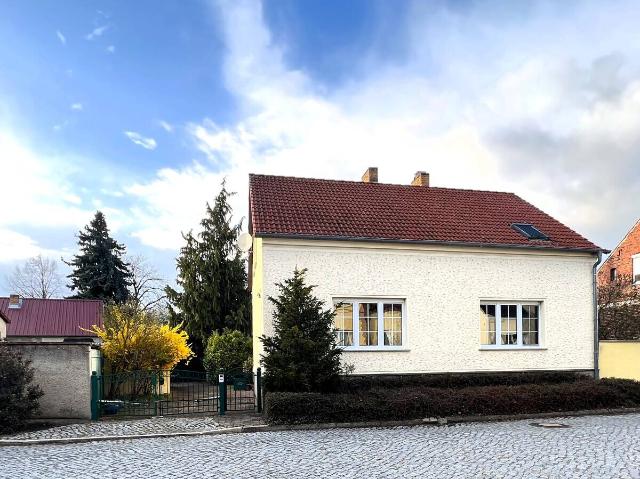 Einfamilienhaus in massiver Bauweise mit Nebengebäude und Garten