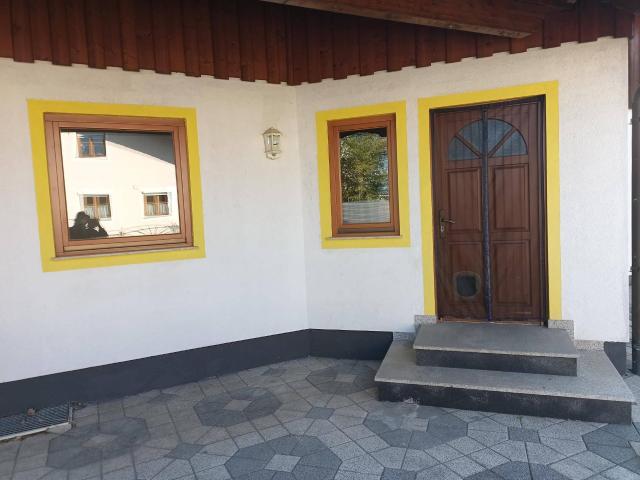 Einfamilienhaus in Mining mit Doppelgarage, Pool & Garten