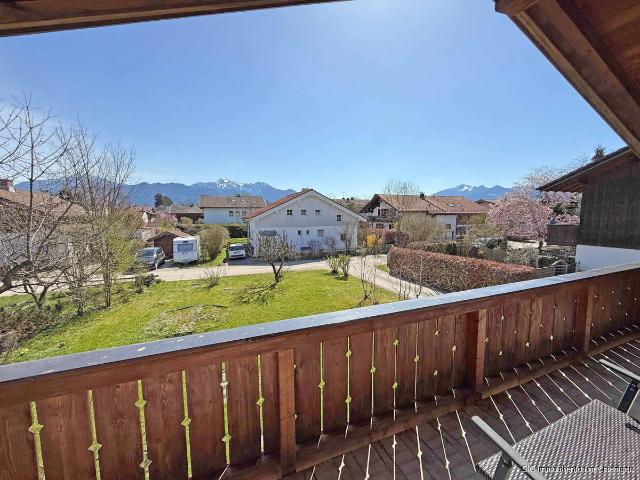 Einfamilienhaus in ruhiger und sonniger Siedlungslage von Übersee mit Blick in die Berge