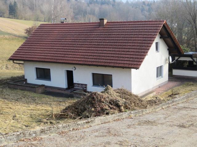 Einfamilienhaus mit möglicher ELW umgeben von landwirtschaftlichen Flächen mit Ausblick am Ortsrand von Berg