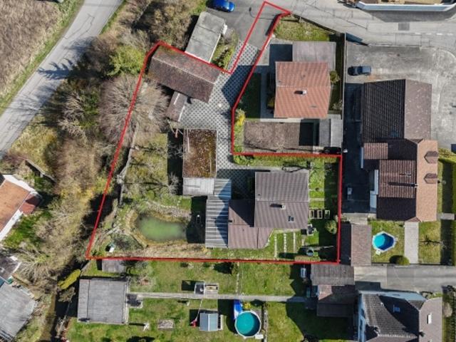 Einfamilienhaus mit Naturgarten, Teich und vielseitigem Baulandpotenzial
