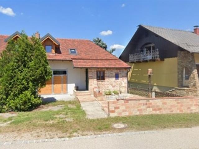 Einfamilienhaus mit Nebengebäude und Doppelgarage mit ausgebauter Dachgeschosswohnung in Stratzdorf