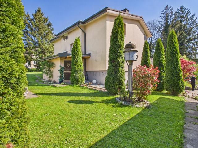 Einfamilienhaus mit Nebengebäuden auf einem traumhaft grossen Grundstück