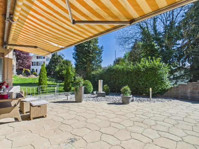 Einfamilienhaus mit Nebengebäuden auf einem traumhaft grossen Grundstück