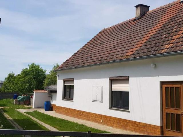 Einfamilienhaus mit Nebengebäuden und Garten