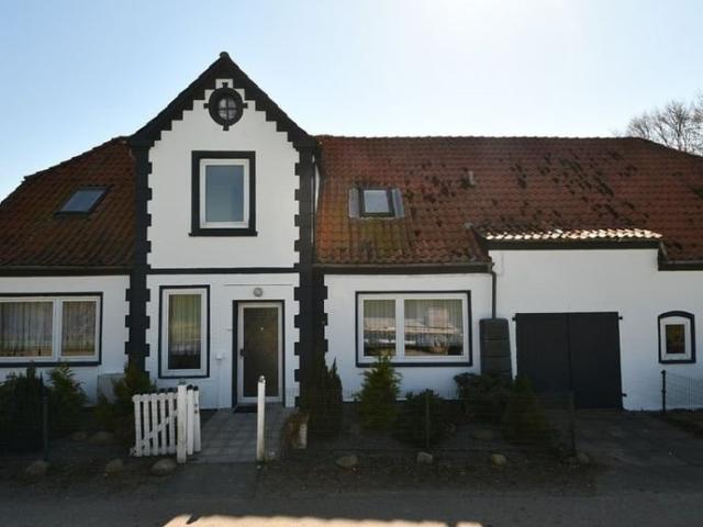 Einfamilienhaus mit Stall und Koppel in Alleinlage und Ostseenähe