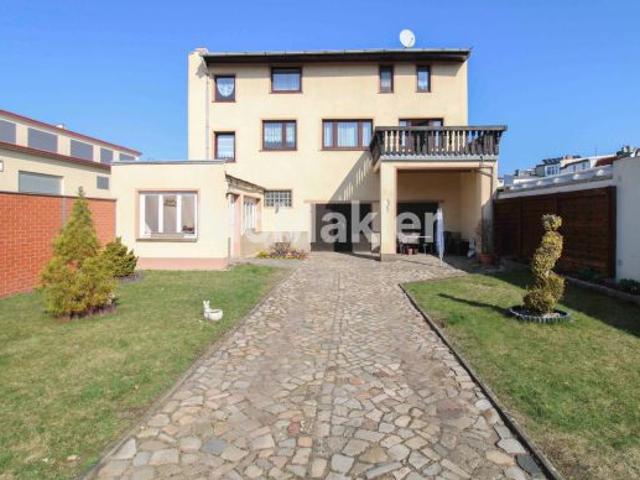 Einfamilienhaus mit Ausbaupotenzial, Garagen und Wintergarten – innenstadtnah