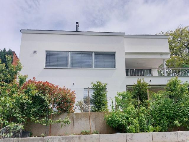 Einfamilienhaus mit Ausblick an ruhiger Quartierstrasse