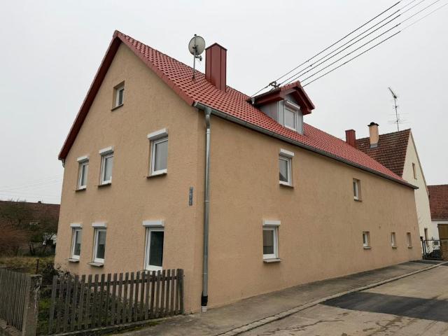 Einfamilienhaus mit Bauplatz und Nebengebäude