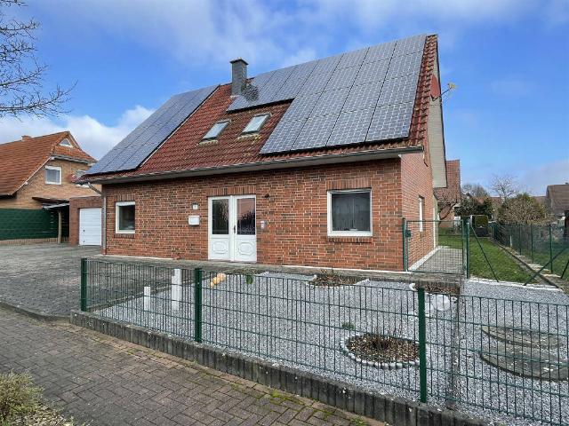 Einfamilienhaus mit Doppelgarage u. Carport