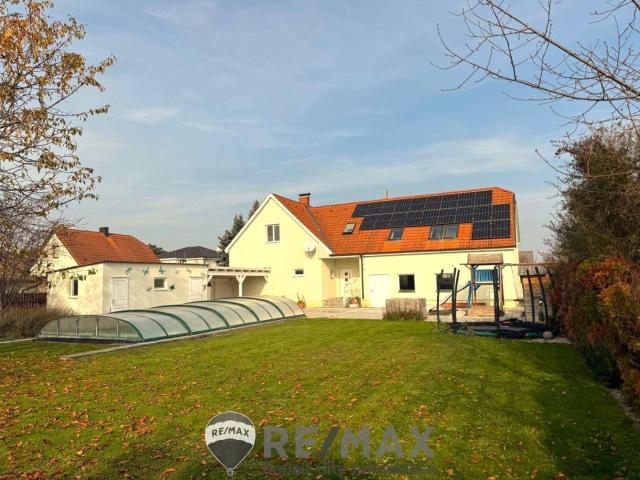 Einfamilienhaus mit großem Garten, Doppelgarage und Pool