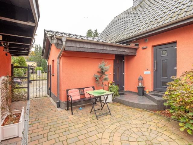 Ebenerdig und zentral wohnen, hier ist es möglich. Saniertes Einfamilienhaus mit Einliegerwohnung