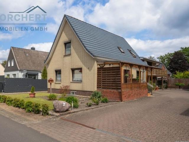 Einfamilienhaus mit Einliegerwohnung in Kölln Reisiek