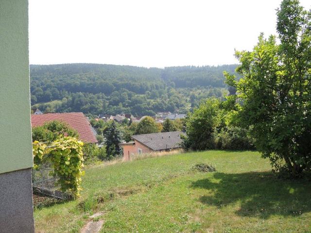 Einfamilienhaus mit Einliegerwohnung und Garten, Garage und Carport