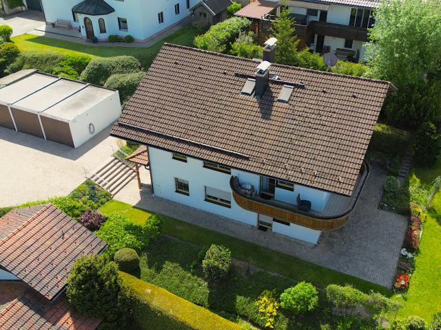 Zweifamilienhaus mit Einliegerwohnung, 3 Garagen und großem Garten