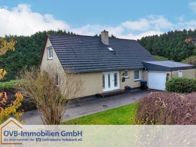 Einfamilienhaus mit Garage und großzügigem Grundstück