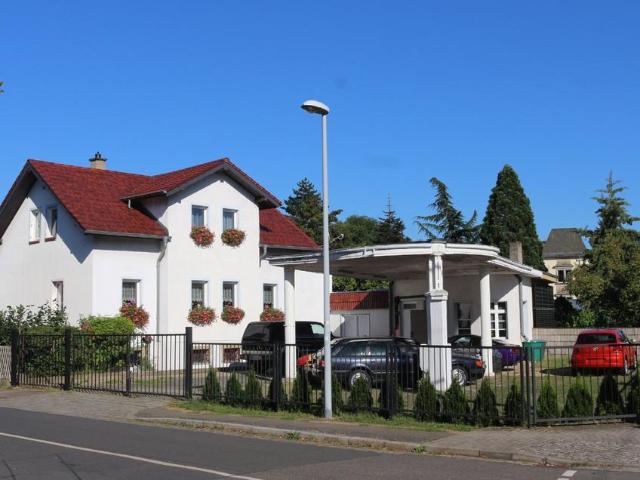 Einfamilienhaus mit Garagen & vielseitig nutzbarer Gewerbeeinheit