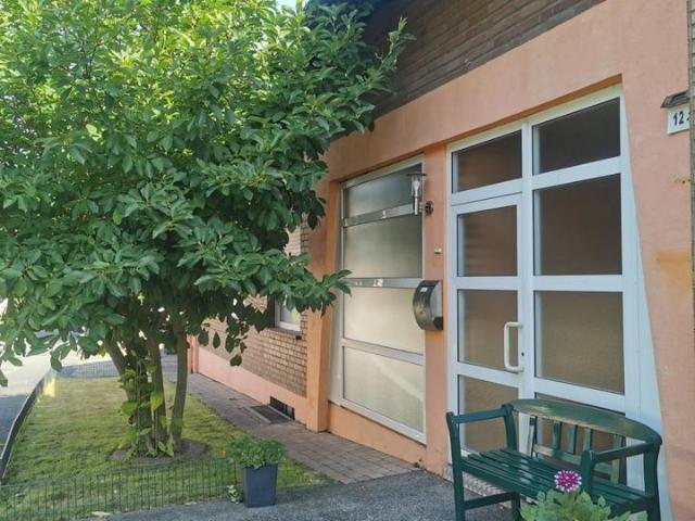 Einfamilienhaus mit Garten, Balkon & 2 Garagen in Hürth Kendenich
