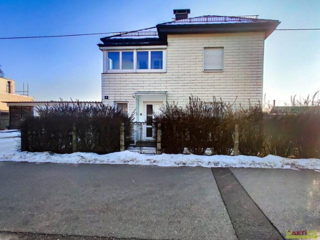Einfamilienhaus mit Garten, Balkon und Garagen in Mattighofen