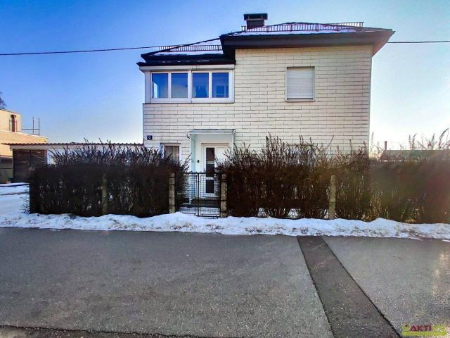 Einfamilienhaus mit Garten, Balkon und Garagen in Mattighofen