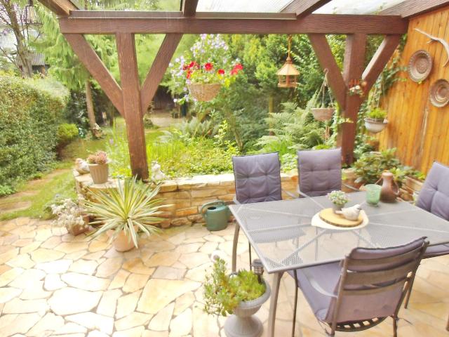Einfamilienhaus mit Gartenidylle und Einzelgarage