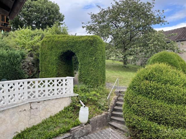 Einfamilienhaus mit großem Garten und Garage