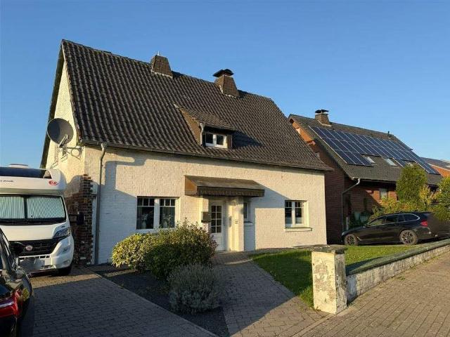 Einfamilienhaus mit großem Garten, Wintergarten, Pool und Ausbaupotenzial