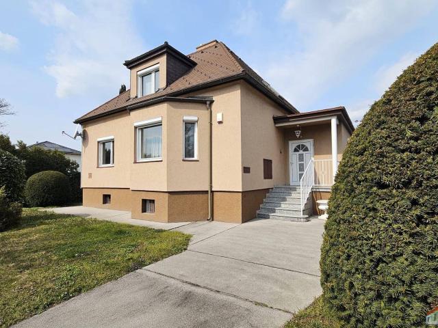 Einfamilienhaus mit großem Grundstück in Schwechat Siedlungslage!