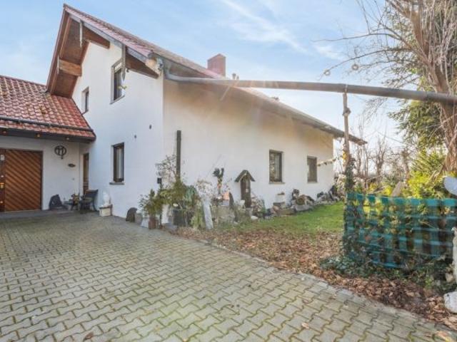 Einfamilienhaus mit großer Doppelgarage