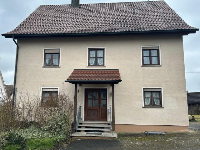 Einfamilienhaus mit großzügigen Nebengebäuden in Daugendorf