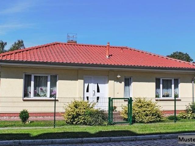 Einfamilienhaus mit Lagerhalle, Garagen und Nebengebäuden