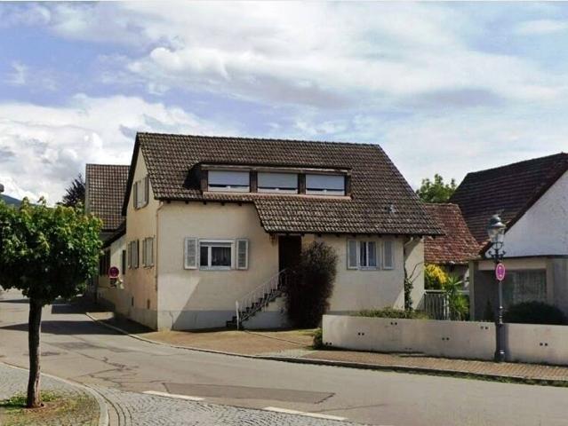 Einfamilienhaus mit Ladengeschäft und Nebengebäuden in Ortskernlage von Müllheim