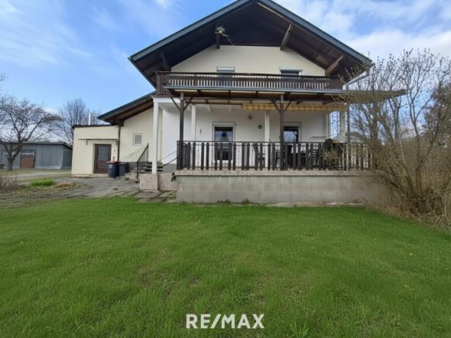 Einfamilienhaus mit Pool und großem Grundstück