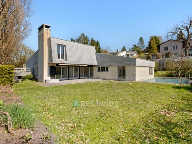 EINFAMILIENHAUS MIT POOL UND VIEL POTENTIAL