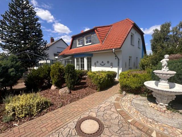 Einfamilienhaus mit Pool und zwei Garagen