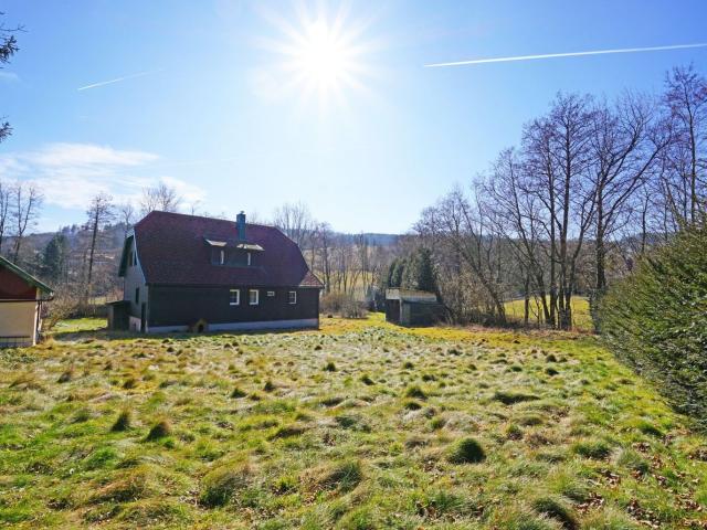 Einfamilienhaus mit Renovierungsbedarf auf teilbarem Grund in idyllischer Grünlage im Irenental