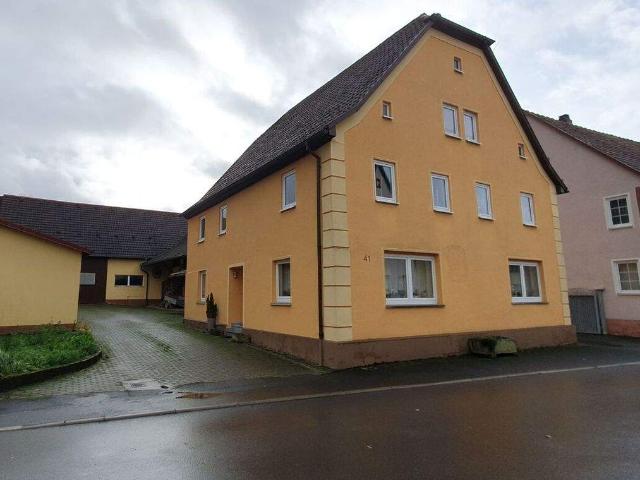 Einfamilienhaus mit schönem Hof und großem Gartenbereich