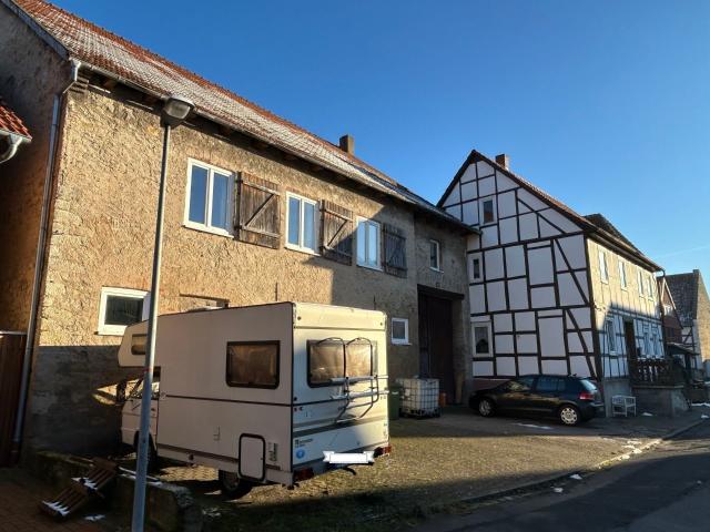 Einfamilienhaus mit Scheune und Stallungen in Breuna Wettesingen
