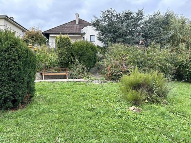 Einfamilienhaus mit Top Ausblick und Einliegerwohnung / Pool / Sauna / Terrasse / 2 Balkone / 2 Garagen