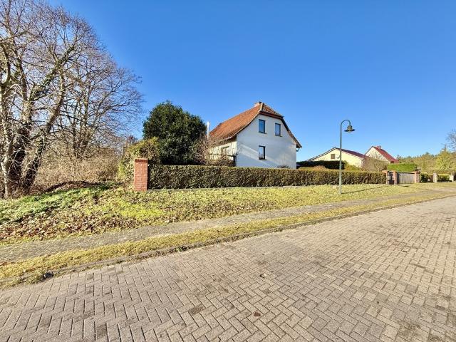 Einfamilienhaus inkl. Vollkeller und Massivgarage in Ruhiger Lage mit viel Platz