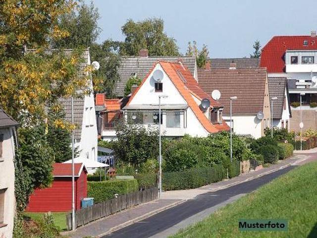 Einfamilienhaus mit Wirtschaftsgebäude und Veranda