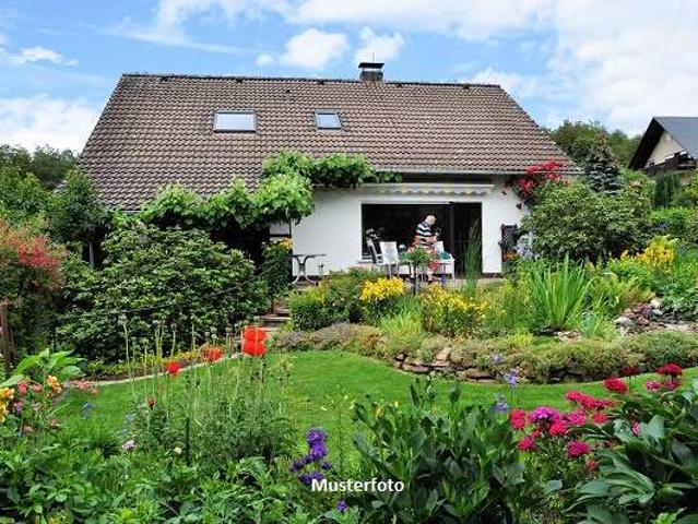 Einfamilienhaus mit Wirtschaftstrakt