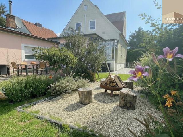 Einfamilienhaus mit Zubau Tiefgarage und Garten